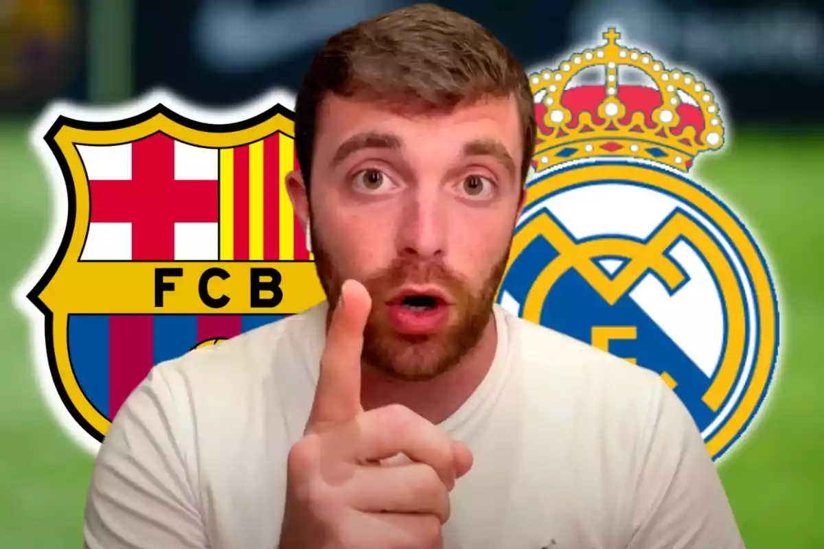 Un hombre señalando con el dedo frente a los escudos del FC Barcelona y el Real Madrid.