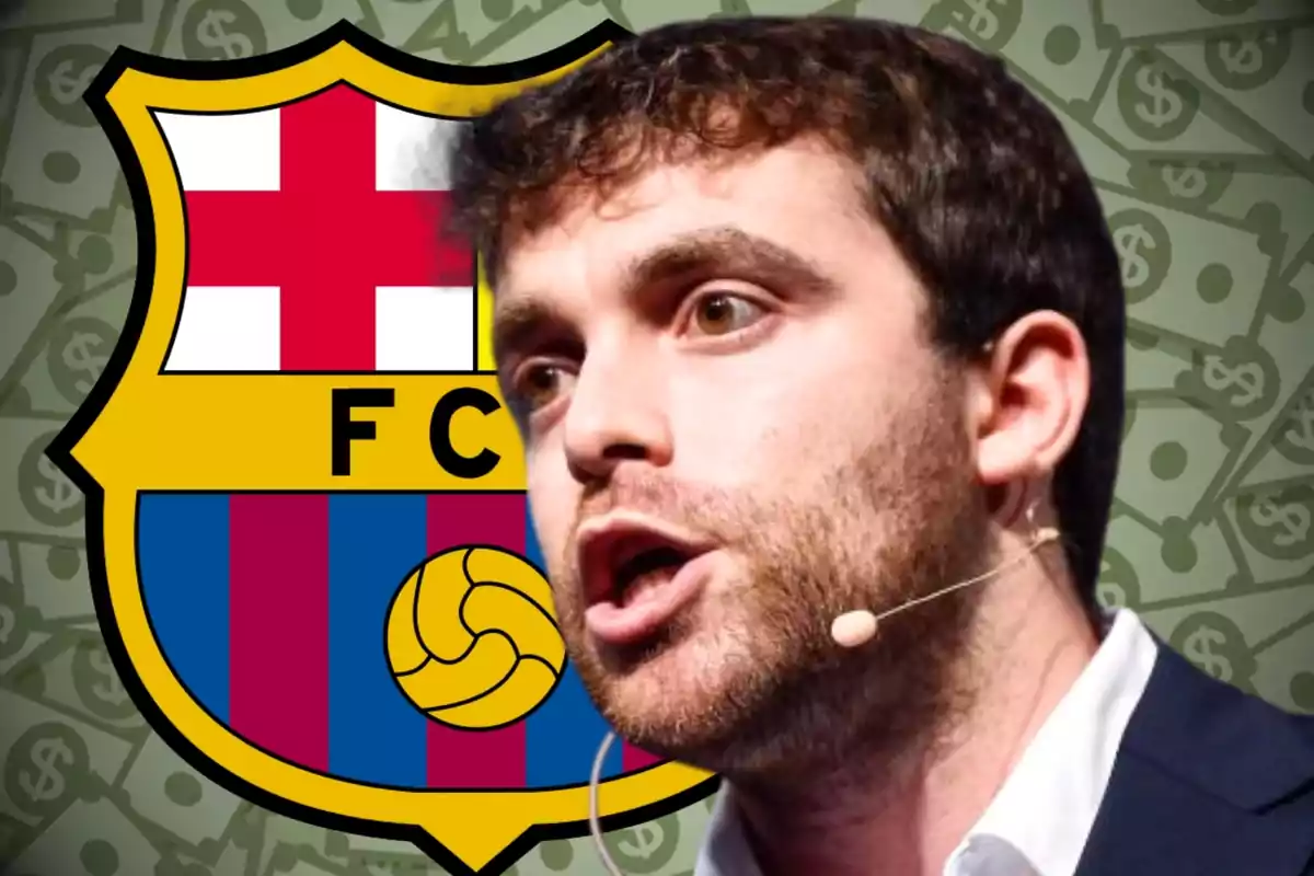 Hombre con micrófono de diadema hablando frente al escudo del FC Barcelona y fondo de billetes con símbolos de dólar