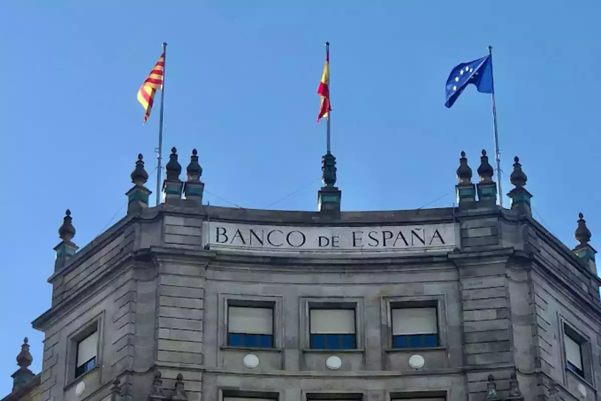 Plano corto de la fachada del Banco de España