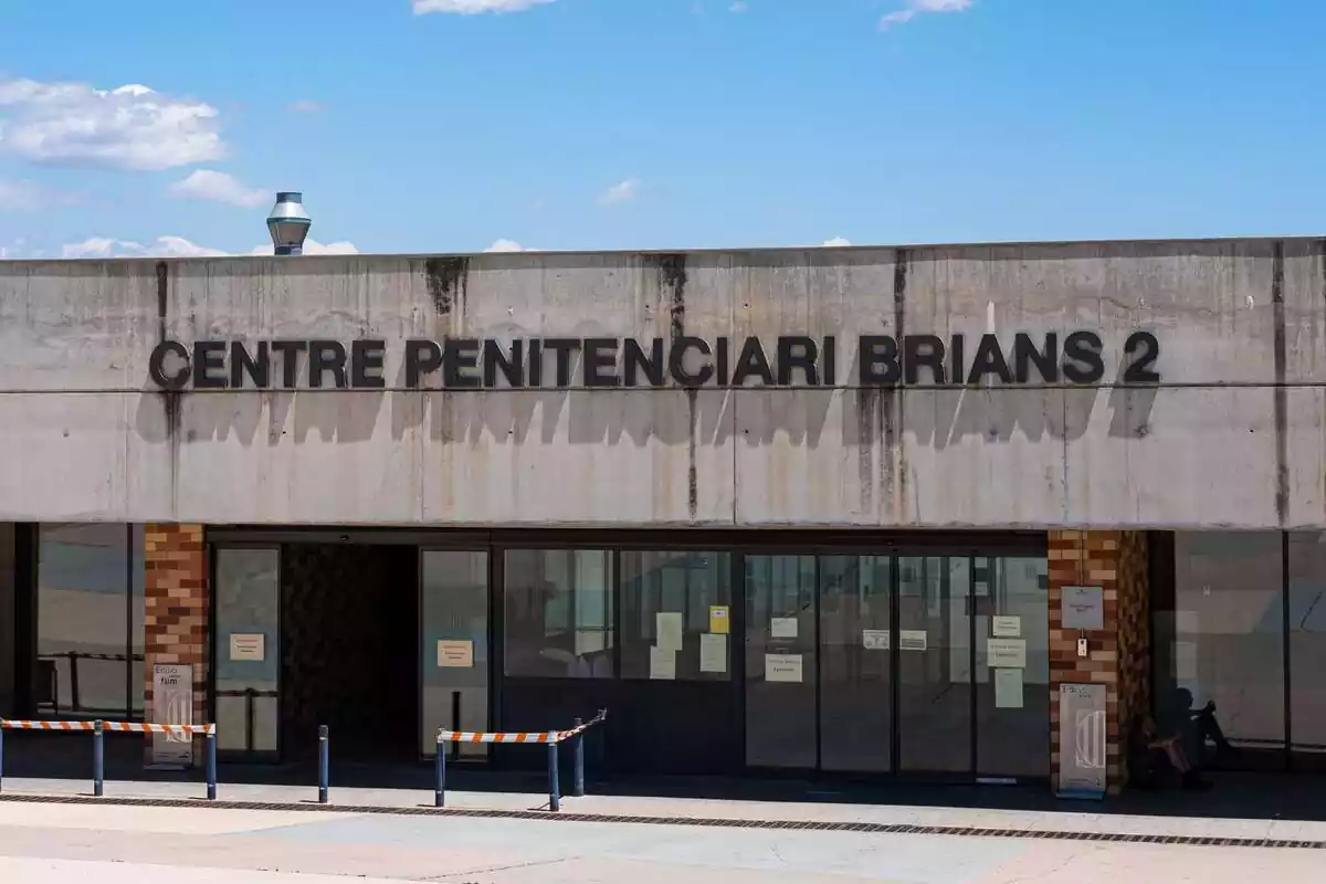 Imagen de parte de la fachada de la prision Brians 2 con las letras de Centre Penitenciari Brians 2