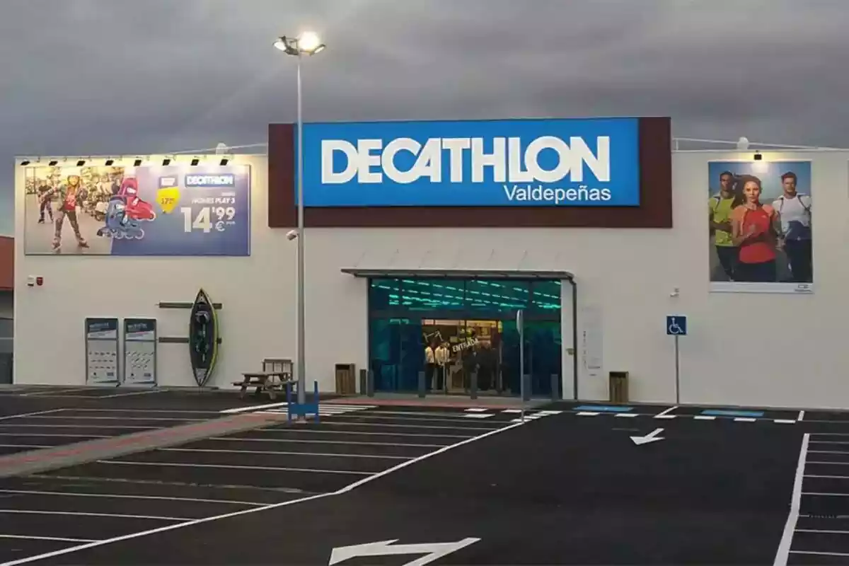 Fachada de la tienda de deportes Decathlon