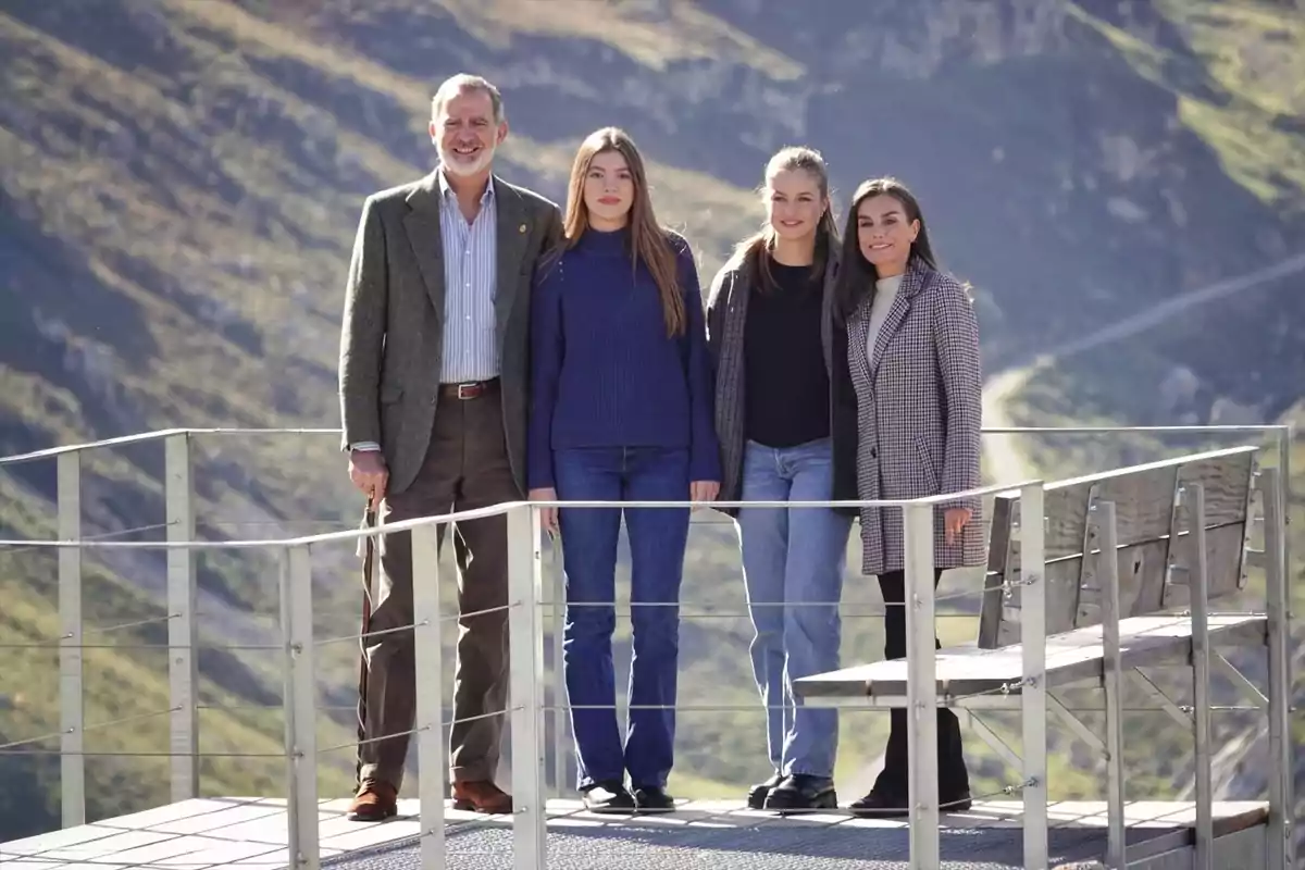 La familia real, con un paisaje montañoso de fondo, en Sotres, Pueblo Ejemplar de Asturias en 2024