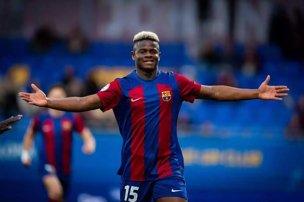 Mikayil Faye con los brazos abiertos con la camiseta del FC Barcelona