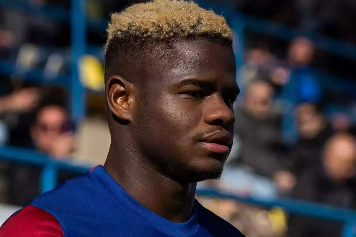 Mikayil Faye en primer plano mientras salta al campo con el FC Barcelona