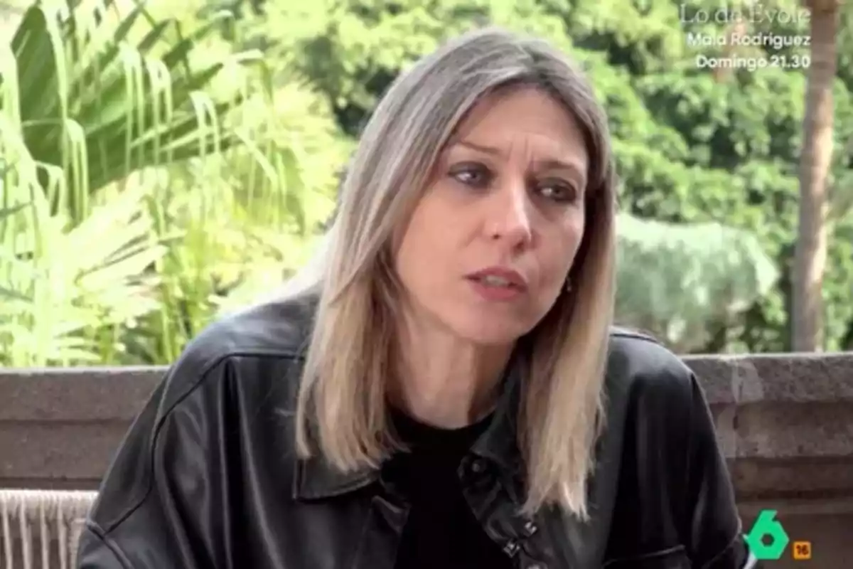 Fayna Bethencourt con chaqueta de cuero negro está sentada al aire libre con un fondo de vegetación. Fayna Bethencourt con chaqueta de cuero negro está sentada al aire libre con un fondo de vegetación.