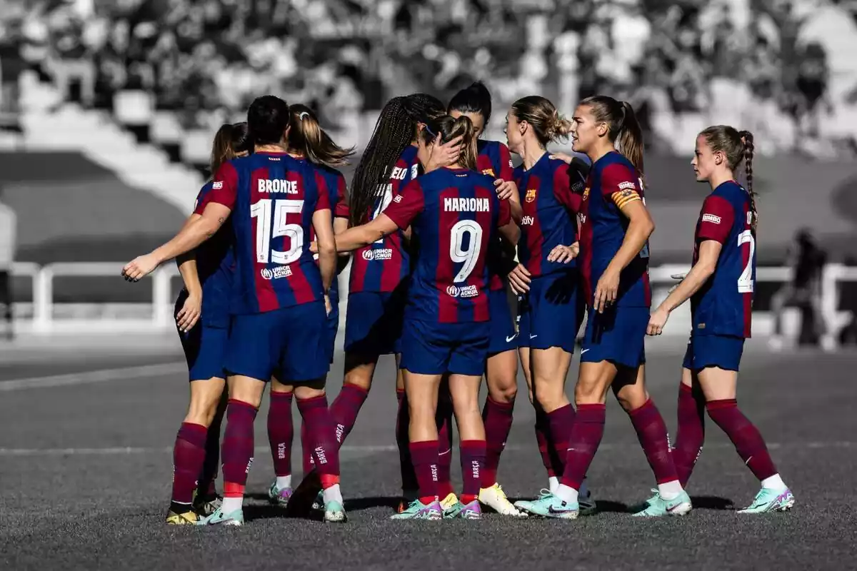 Las jugadoras del FC Barcelona Femenino juntas celebrando un gol con el fondo en blanco y negro