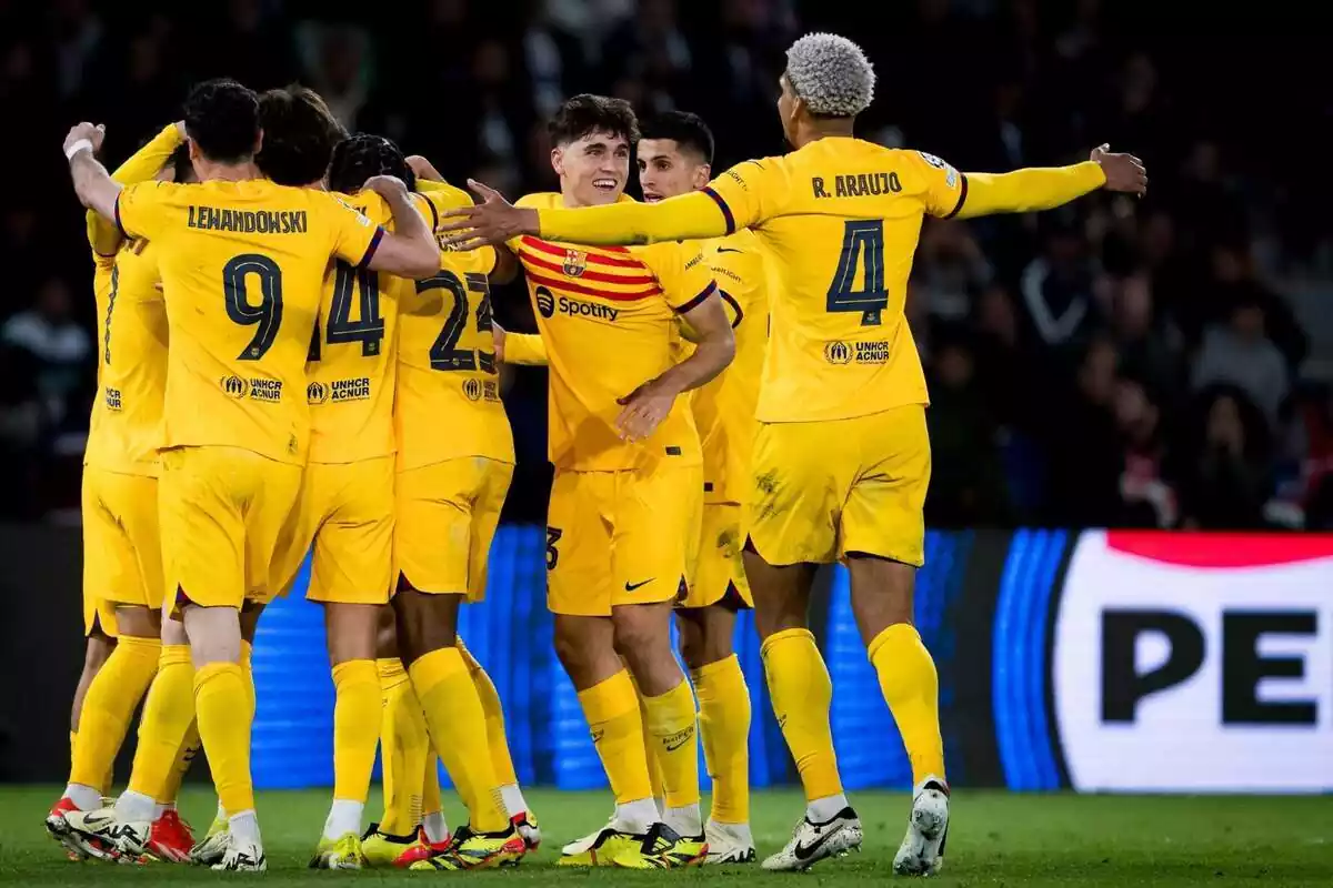 Los jugadores del FC Barcelona se abrazan tras marcar un gol