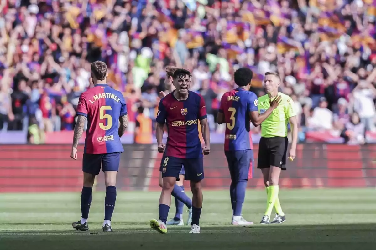 Jugadores de fútbol en el campo durante un partido con un árbitro y una multitud de espectadores en el fondo. Jugadores de fútbol en el campo durante un partido con un árbitro y una multitud de espectadores en el fondo.