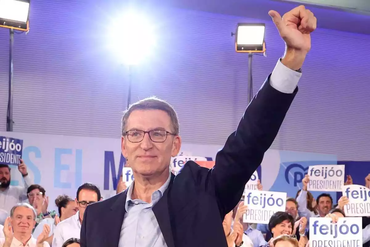 El líder del Partido Popular, Alberto Núñez Feijóo durante un acto de campaña del PP, a 18 de julio de 2023, en Palma de Mallorca, haciendo el gesto del pulgar hacia arriba