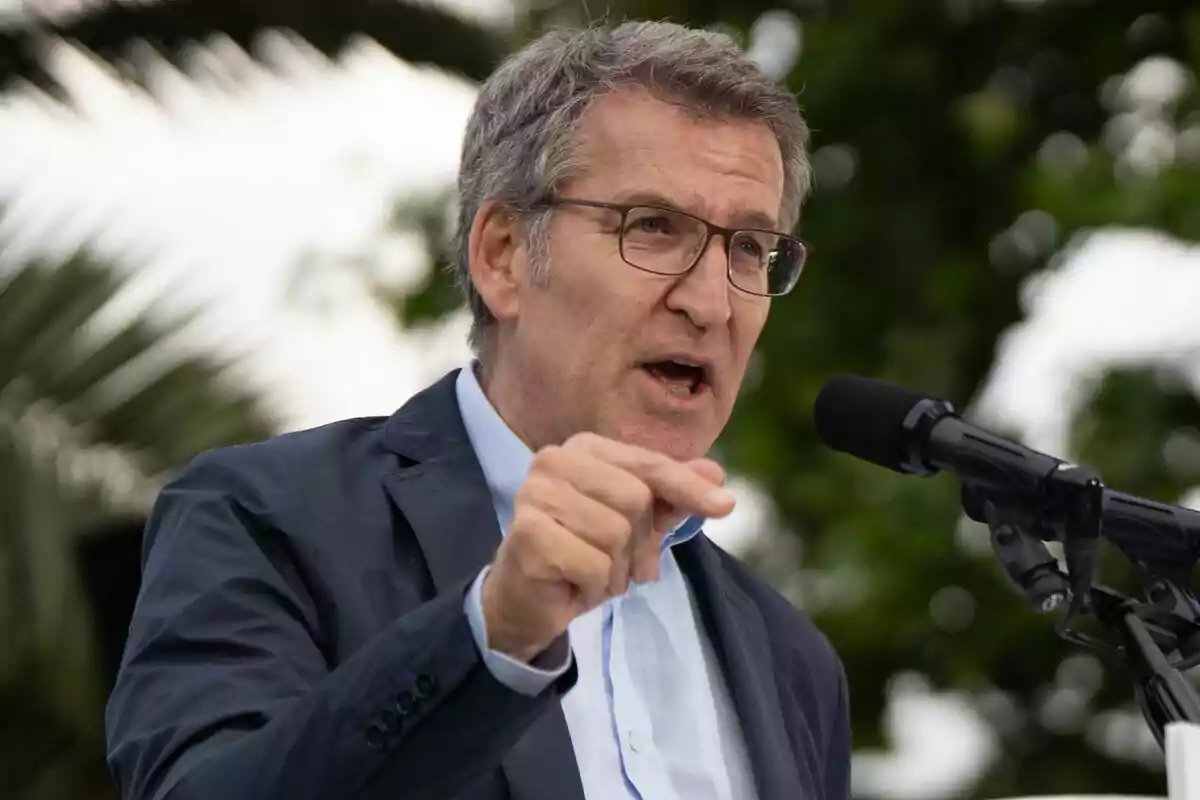 El presidente del PP, Alberto Núñez Feijóo, durante un acto de campaña de su partido para las elecciones europeas, en Paseo de Begoña, a 31 de mayo de 2024, en Gijón, Asturias (España)