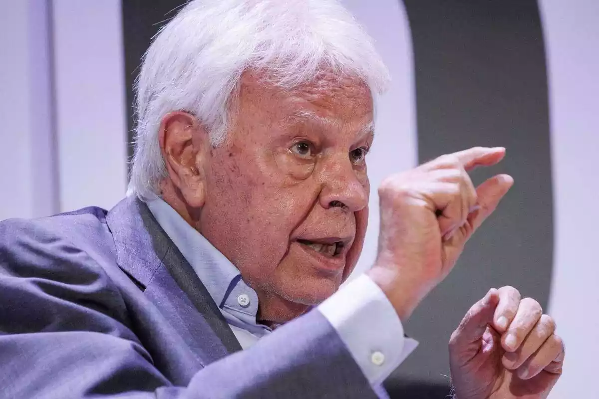 Primer plano de Felipe González hablando y haciendo el gesto de 'pequeño' con los dedos índice y pulgar