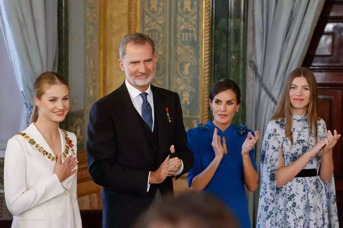 Felipe VI, la reina Letizia y la infanta Sofía aplaudiendo a la princesa Leonor de pie el día de la jura de la Constitución