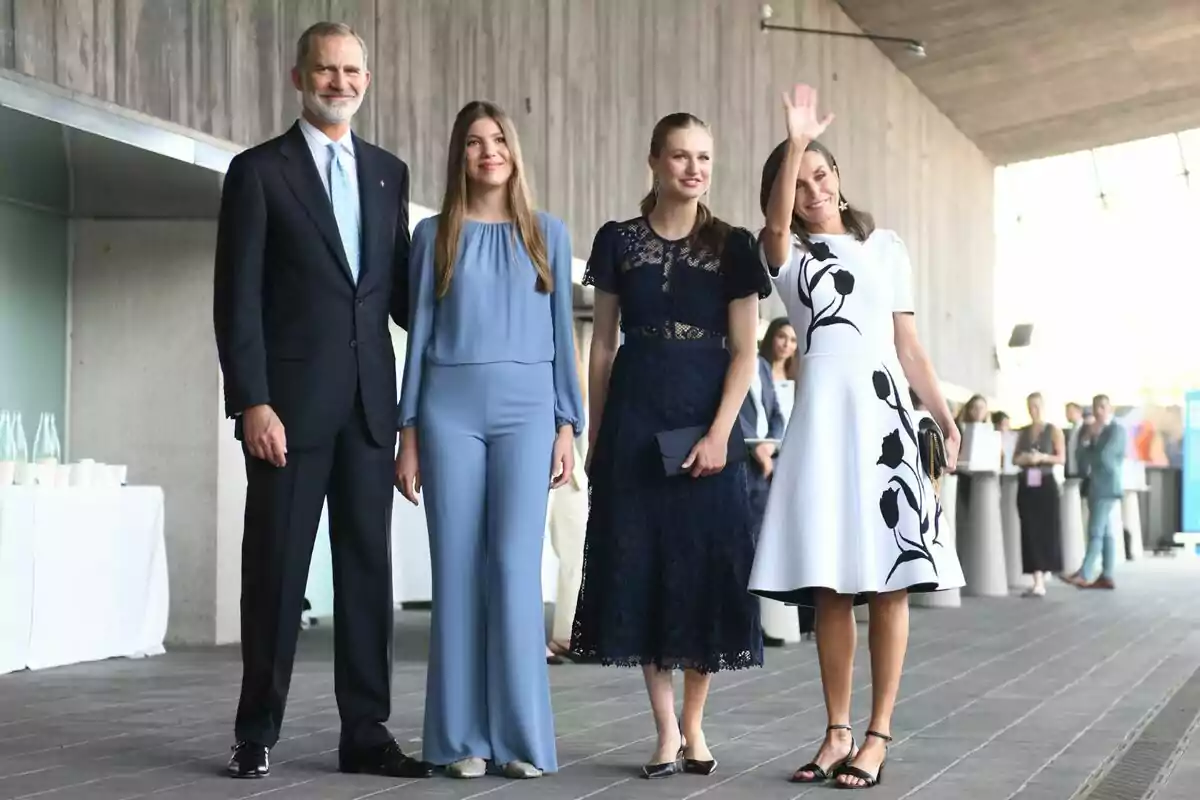 Felipe VI, la infanta Sofía, Leonor y Letizia posando para una foto en un evento formal.