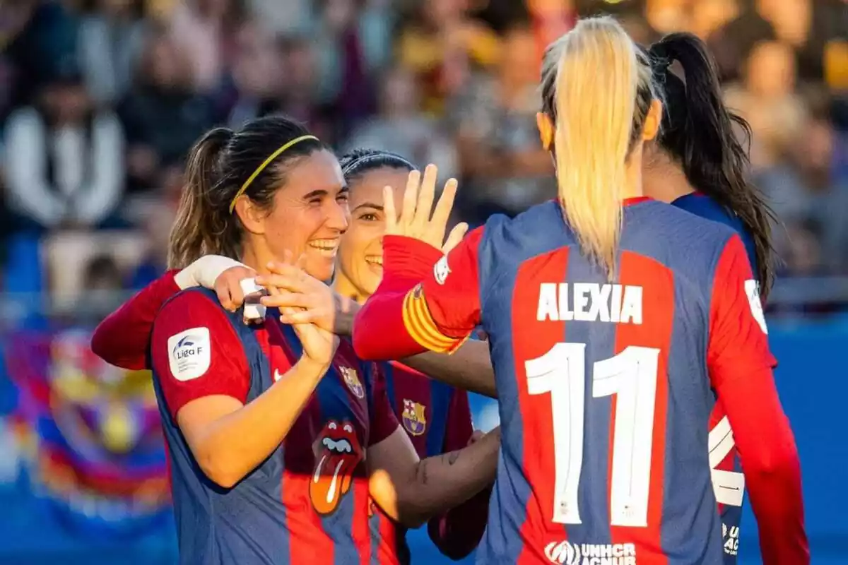 Las jugadoras del FC Barcelona Femenino se abrazan y festejan un gol