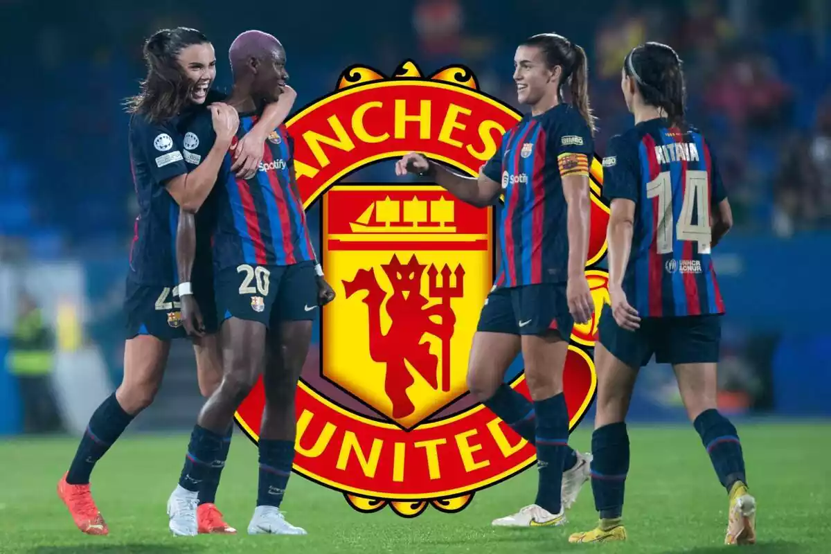 Las futbolistas del Barça Femenino celebran un gol con el escudo del Manchester United al fondo