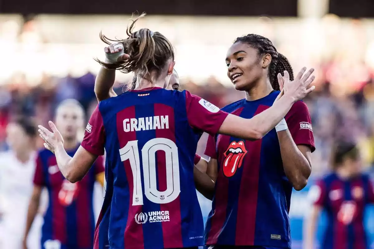 Salma Paralluelo celebra un gol con Graham y las jugadoras del FC Barcelona Femenino