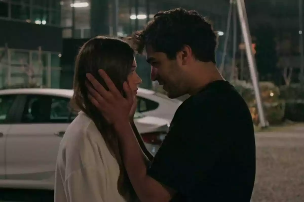 Ferit y Seyran mirándose a los ojos con ternura en un entorno urbano nocturno en Una nueva vida. Ferit y Seyran mirándose a los ojos con ternura en un entorno urbano nocturno en Una nueva vida.