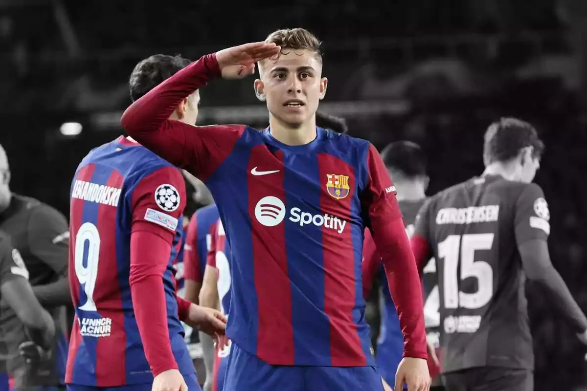 Fermín López haciendo un saludo militar con los jugadores del FC Barcelona en blanco y negro