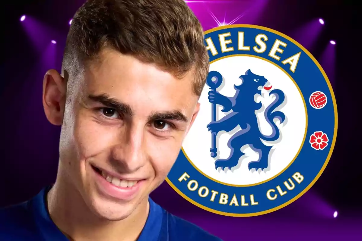 Un joven sonriente con el logo del Chelsea Football Club de fondo.