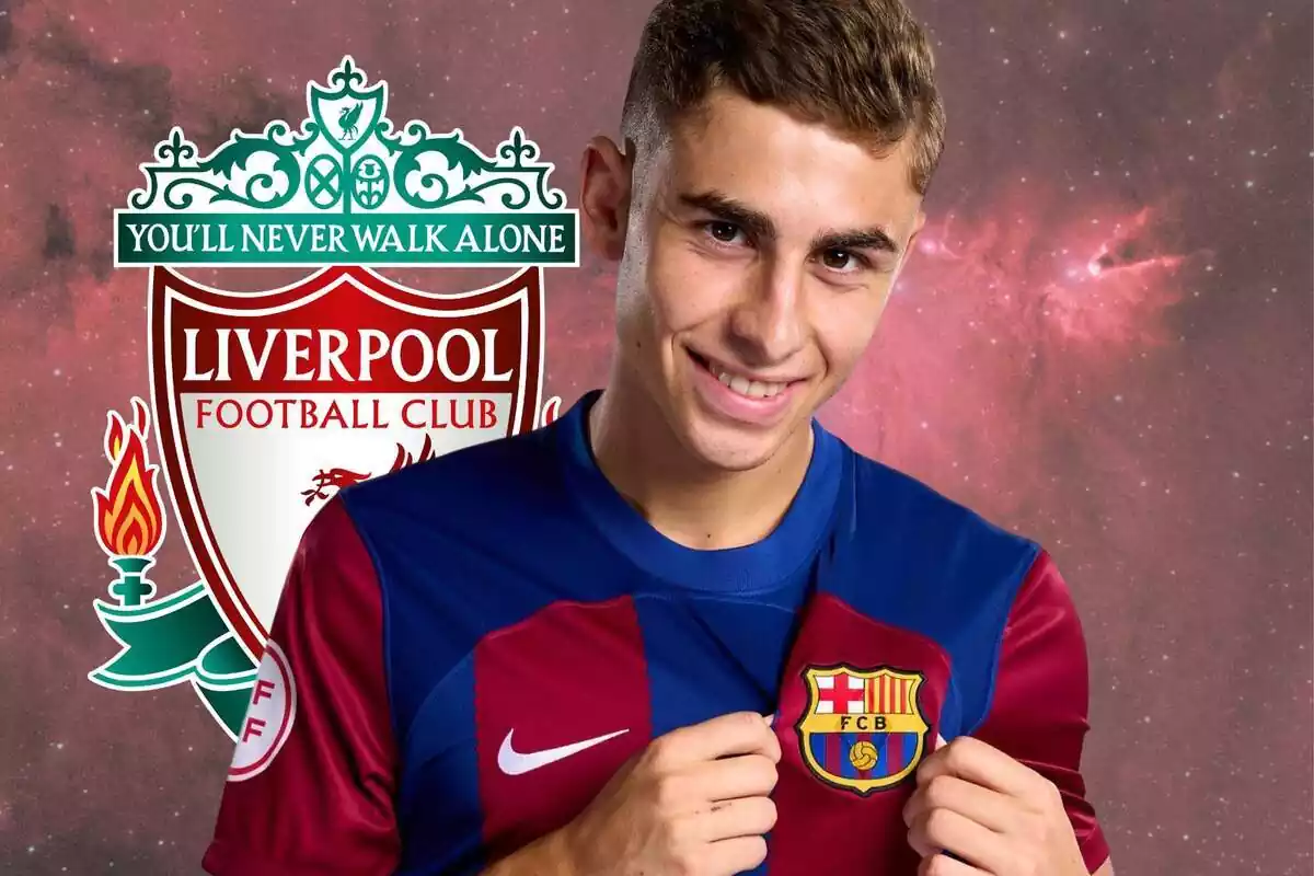 Fermín López mostrando el escudo del FC Barcelona con los dedos con un escudo del Liverpool al fondo