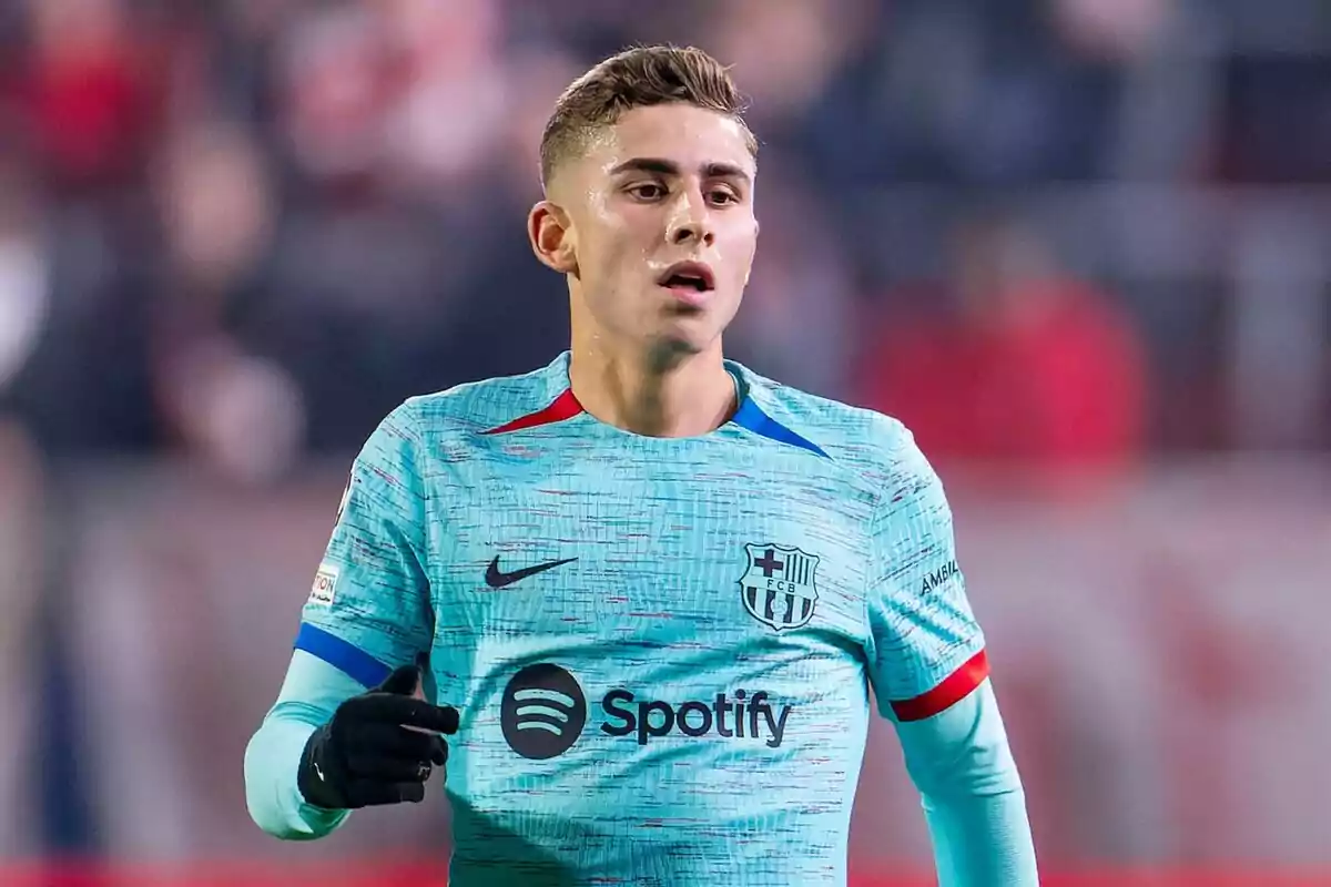 Un jugador de fútbol con el uniforme del FC Barcelona en el campo de juego. Un jugador de fútbol con el uniforme del FC Barcelona en el campo de juego.
