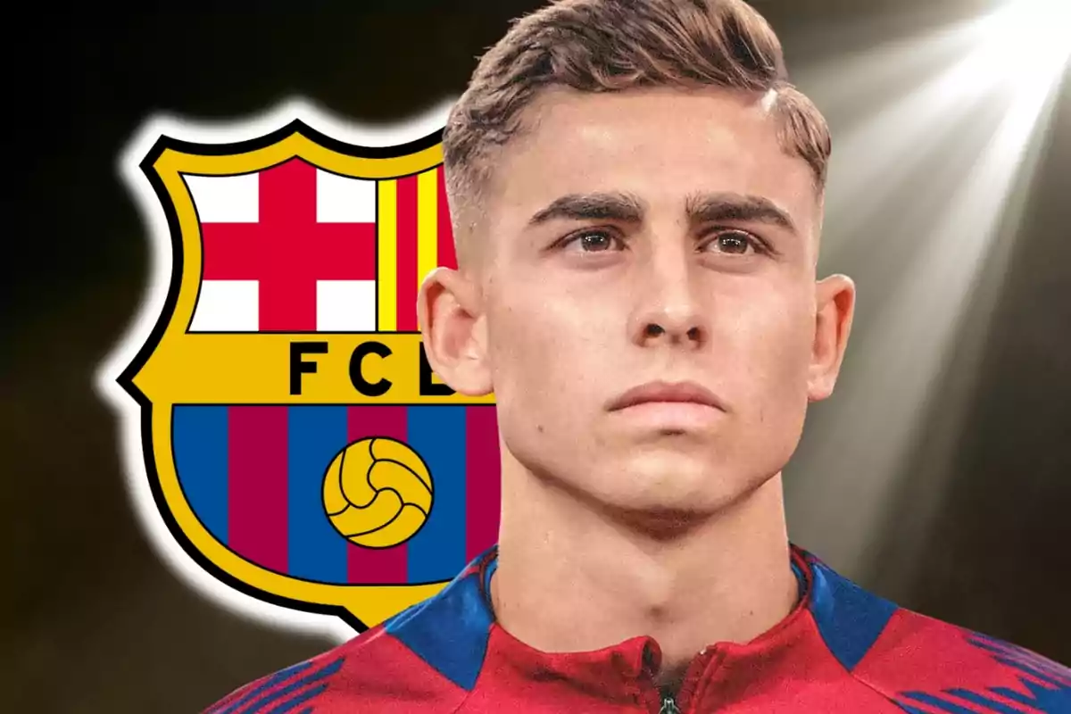 Un jugador de fútbol con el uniforme del FC Barcelona y el escudo del club en el fondo.