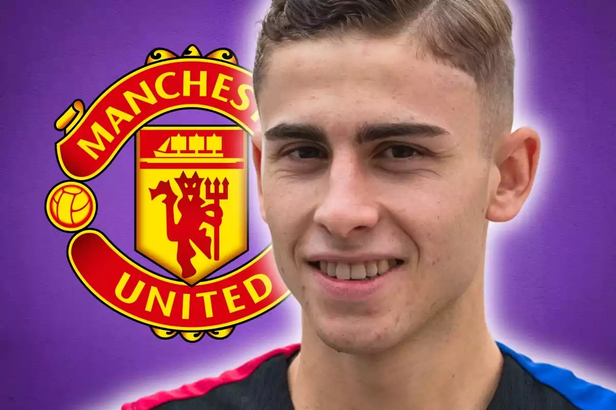 Un joven sonriente con el logo del Manchester United sobre un fondo morado.