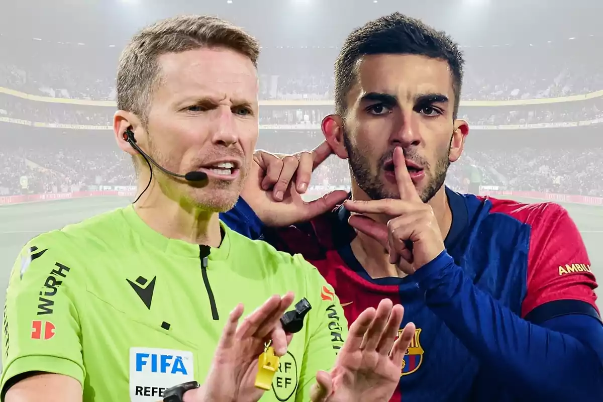 Un árbitro de fútbol con uniforme verde gesticula mientras un jugador con uniforme azul y rojo hace un gesto de silencio con el dedo en los labios en un estadio lleno de espectadores.