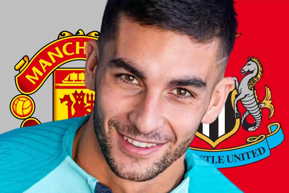 Un hombre sonriente con el escudo del Manchester United y el Newcastle United de fondo.