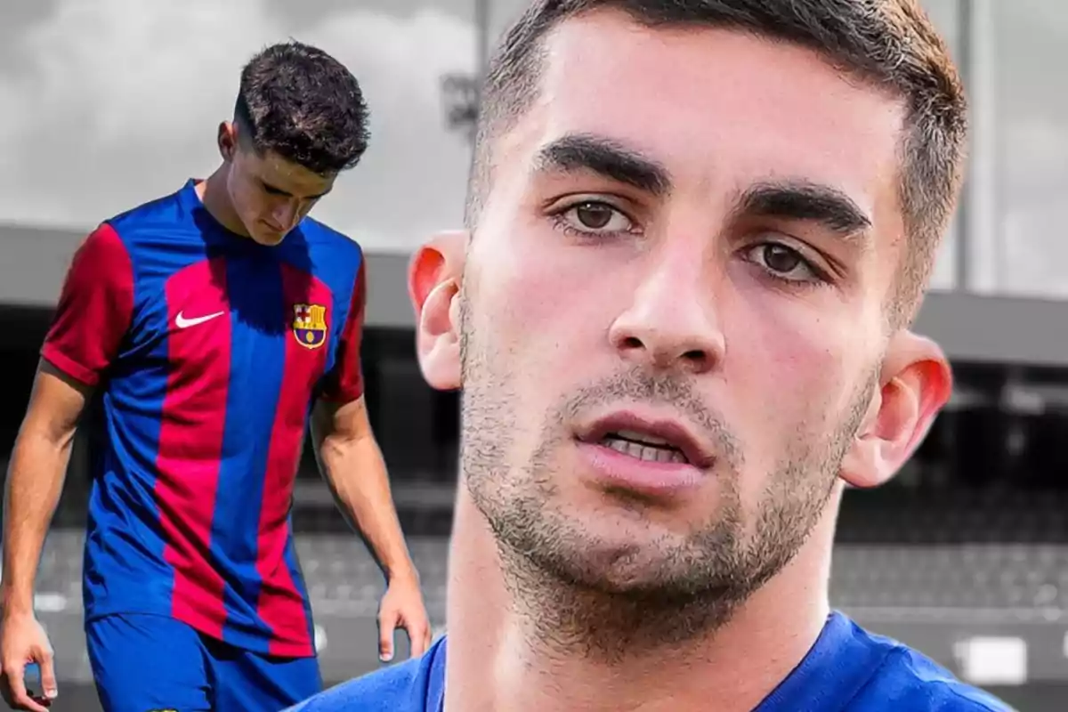 Dos jugadores de fútbol con uniforme del FC Barcelona, uno en primer plano y otro al fondo con la cabeza baja.