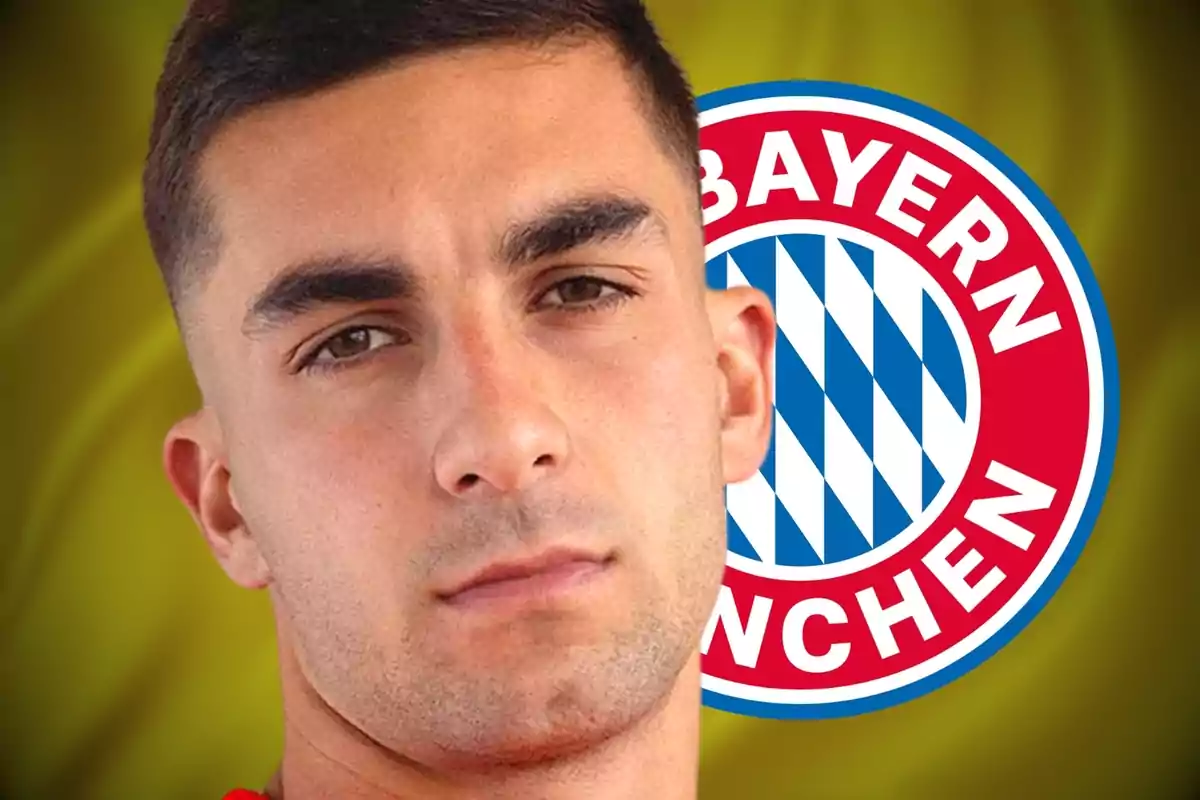 Un hombre con cabello corto frente al logo del Bayern de Múnich sobre un fondo amarillo.