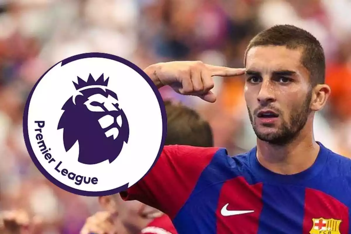 Ferran Torres señalándose la cabeza mientras mira el logo de la Premier League