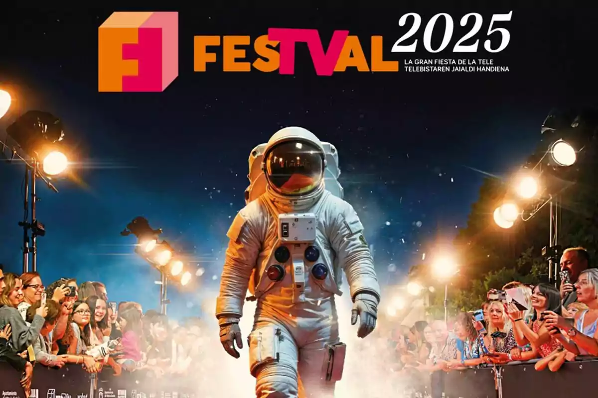 Un astronauta camina por una alfombra roja rodeado de público y luces en un evento llamado FesTVal 2025