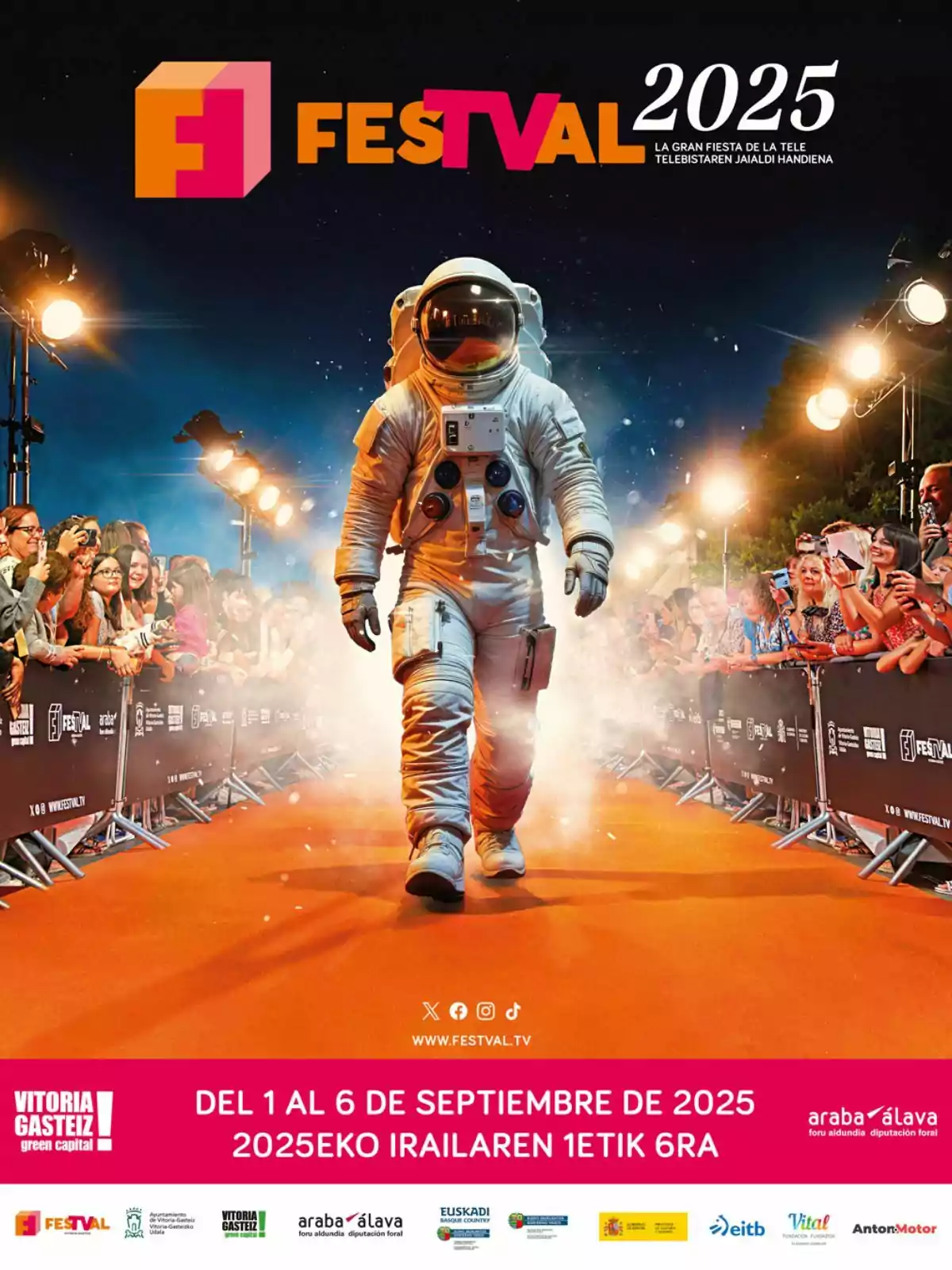 Un astronauta camina por una alfombra naranja rodeado de público y luces en un evento promocional del FesTVal 2025 en Vitoria-Gasteiz