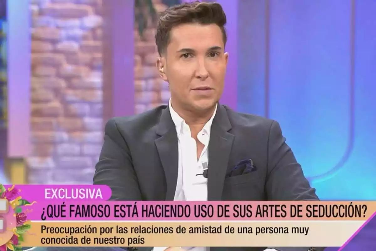 Captura de 'Fiesta' con Omar Suárez hablando con una americana gris