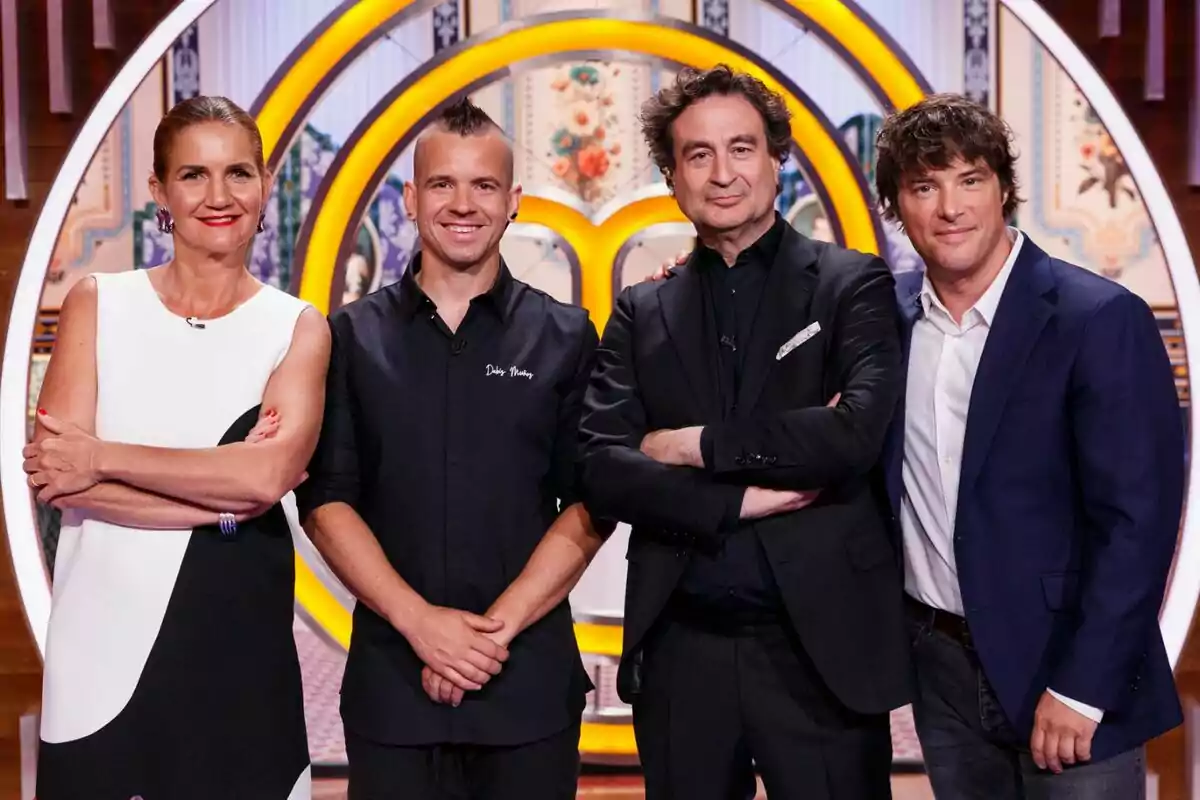 Samantha Vallejo-Nágera, Dabiz Muñoz, Pepe Rodríguez y Jordi Cruz posan juntas frente a un fondo colorido con arcos amarillos en el plató de MasterChef Celebrity.