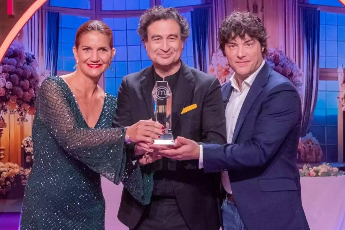 Fotografía de Pepe Rodríguez, Jordi Cruz y Samantha Vallejo-Nágera sosteniendo el premio del ganador en la final de MasterChef Junior