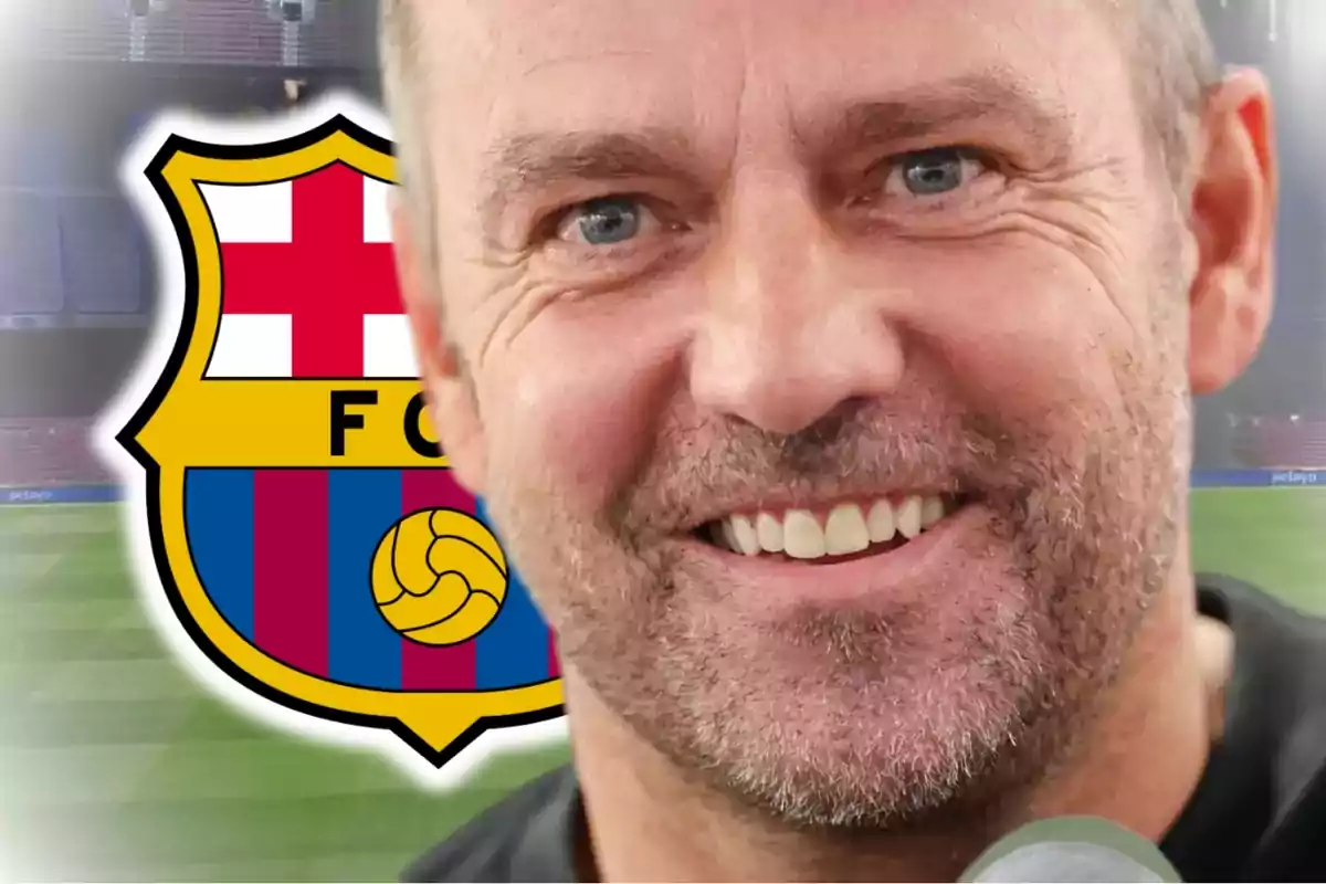 Un hombre sonriente con barba y el escudo del FC Barcelona de fondo.