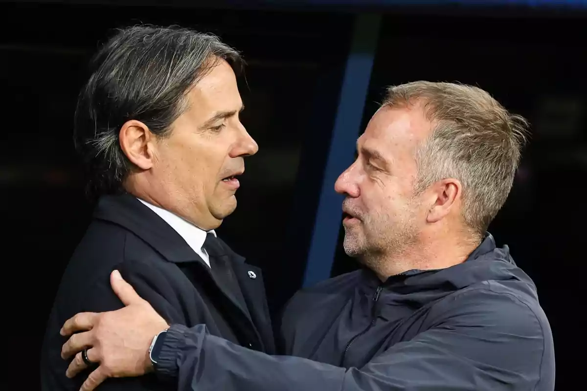 Dos hombres se saludan con un abrazo en un entorno formal.