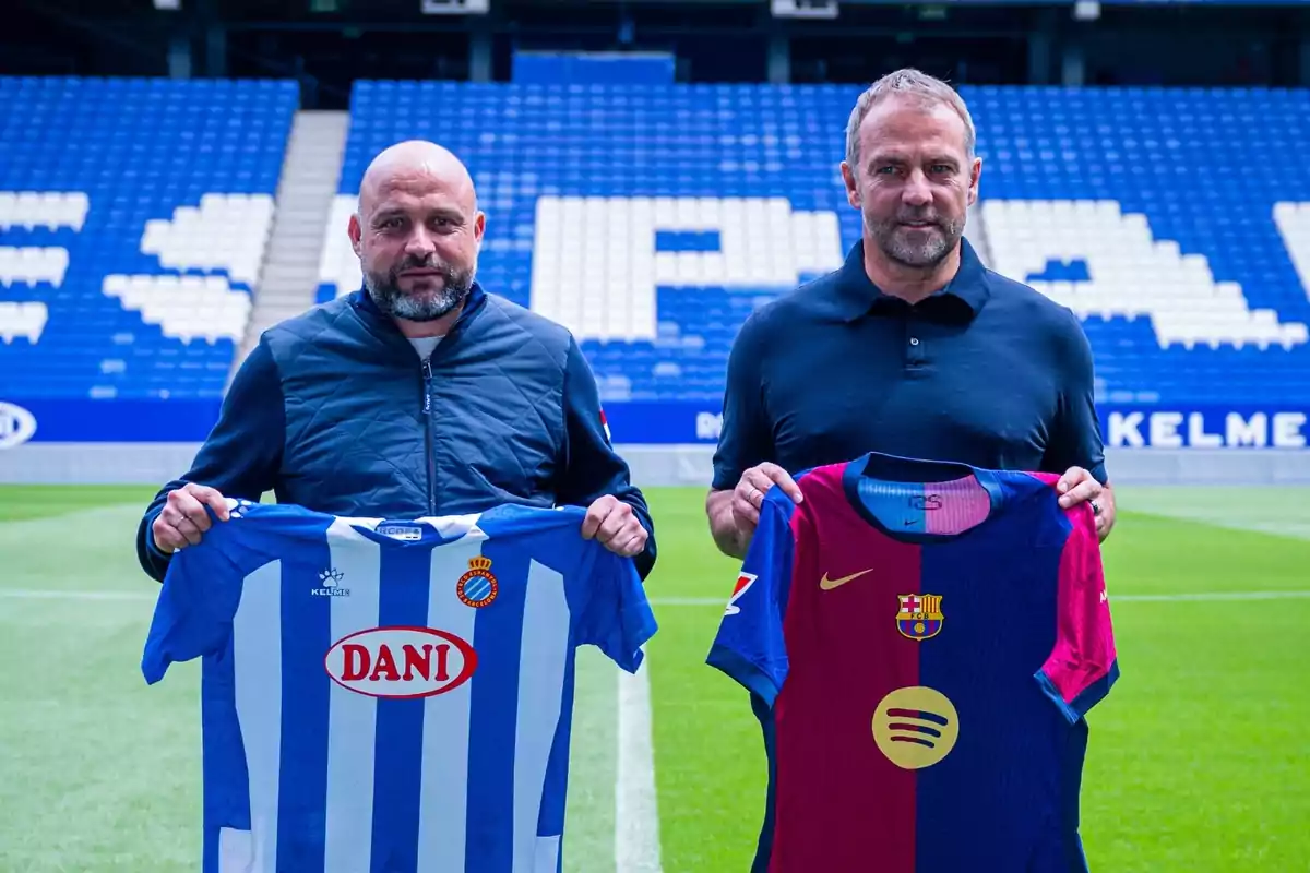 Dos personas sostienen camisetas de fútbol de diferentes equipos en un estadio vacío. Dos personas sostienen camisetas de fútbol de diferentes equipos en un estadio vacío.