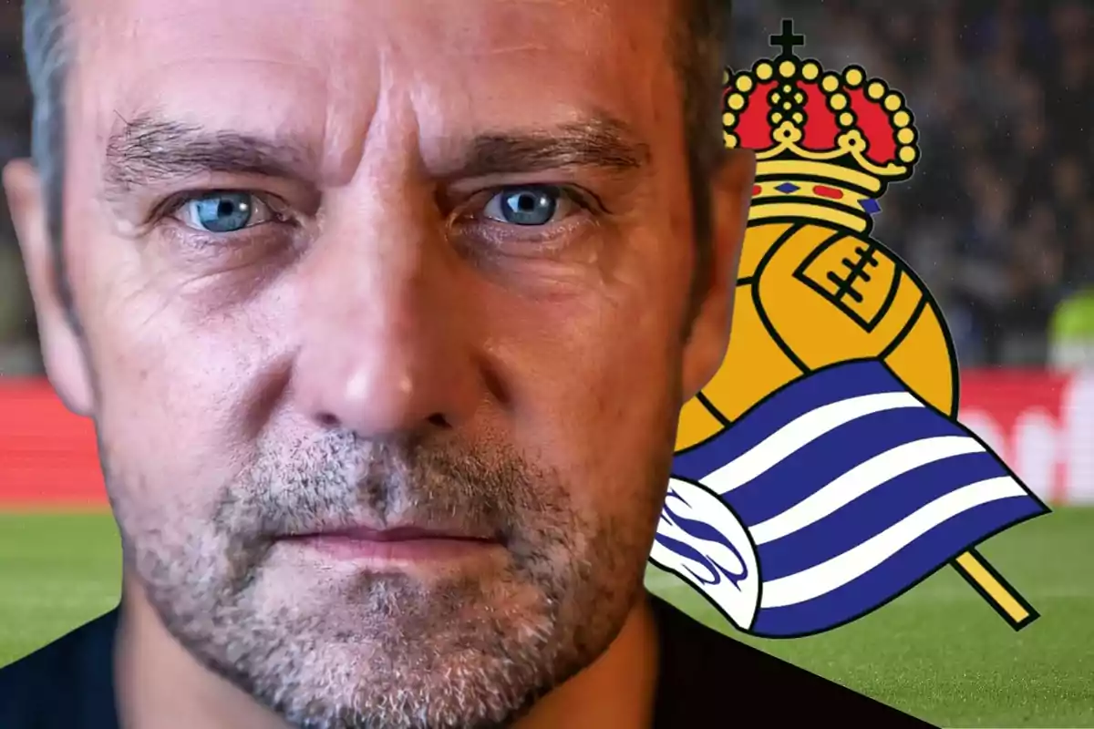 Un hombre de ojos azules con barba aparece en primer plano con el escudo de un equipo de fútbol en el fondo.