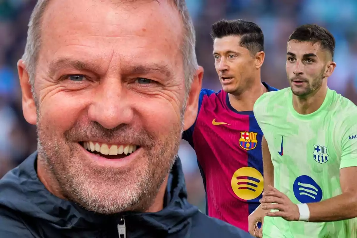 Un hombre sonriente en primer plano y dos futbolistas del Barcelona al fondo, uno con uniforme azulgrana y otro con uniforme verde.