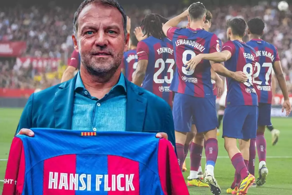 Un hombre sosteniendo una camiseta con el nombre "Hansi Flick" mientras un grupo de jugadores de fútbol celebra en el fondo.