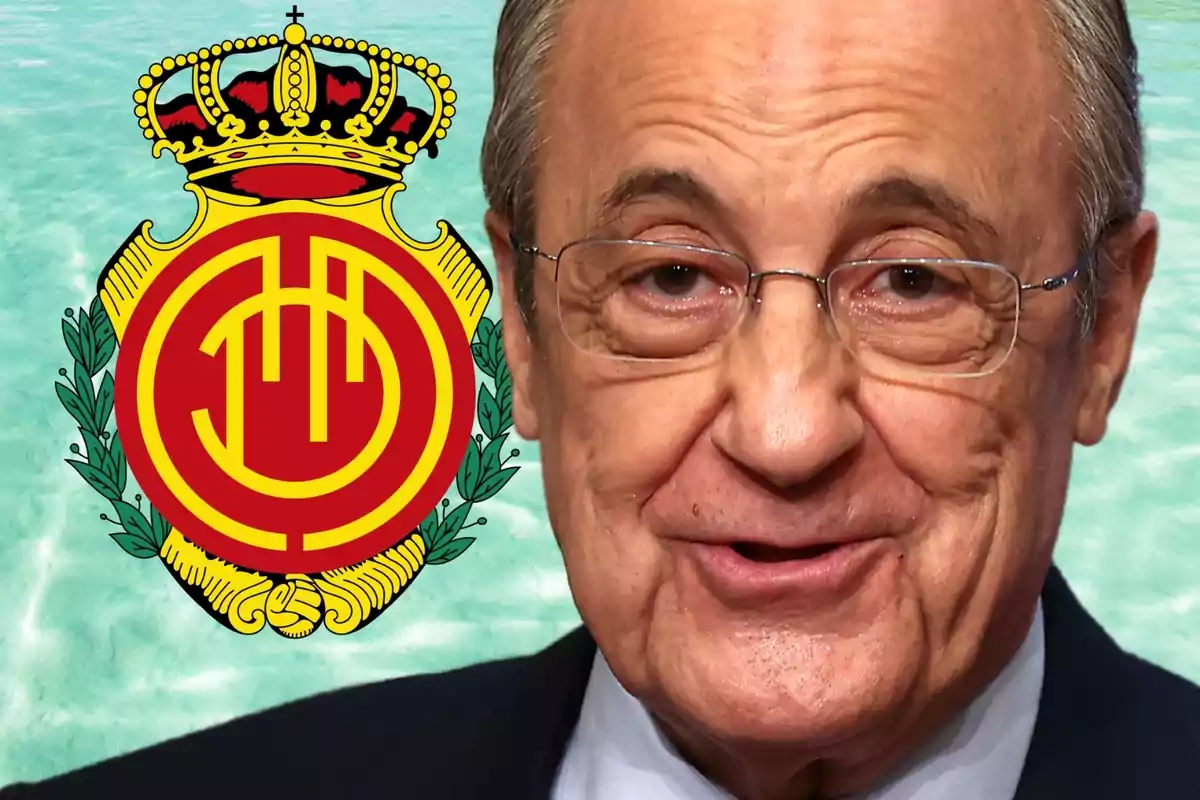 Un hombre con gafas y el escudo del RCD Mallorca al fondo.