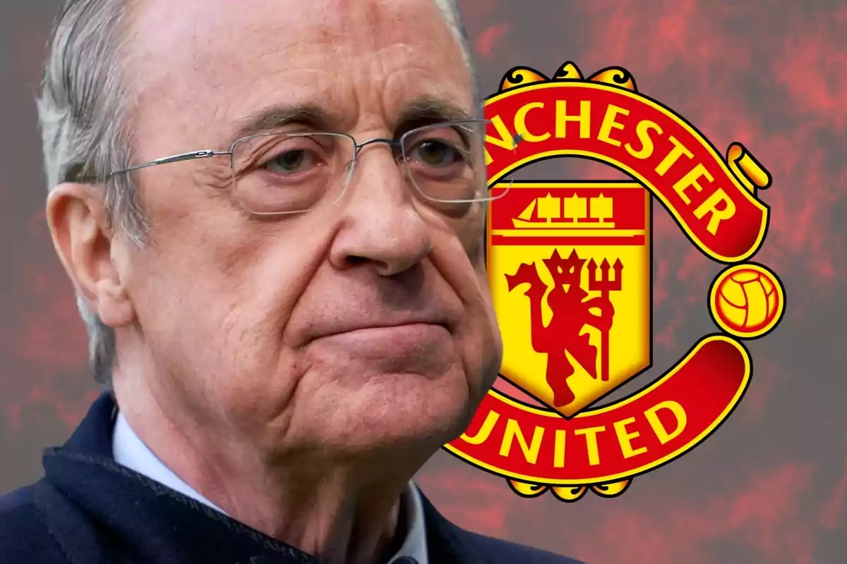 Un hombre mayor con gafas y expresión seria frente al logo del Manchester United.