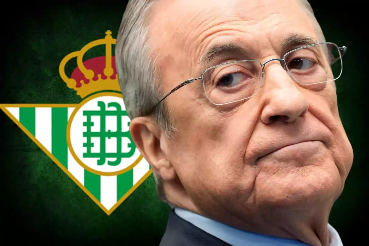 Hombre con gafas frente al escudo del Real Betis.