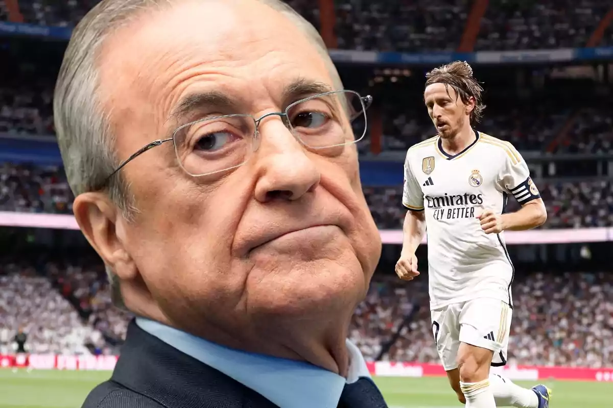 Un hombre mayor con gafas en primer plano y un jugador de fútbol corriendo en el campo de un estadio lleno de espectadores. Un hombre mayor con gafas en primer plano y un jugador de fútbol corriendo en el campo de un estadio lleno de espectadores.