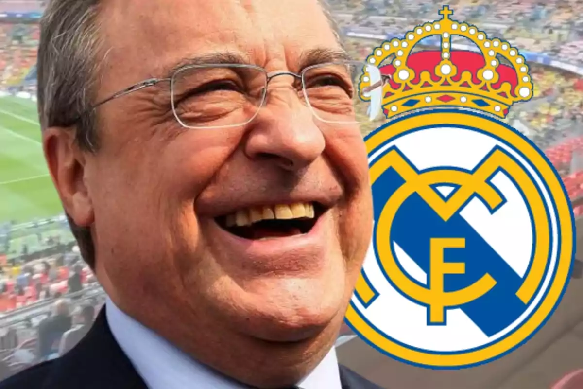 Florentino Pérez con una gran sonrisa al lado del escudo del Real Madrid