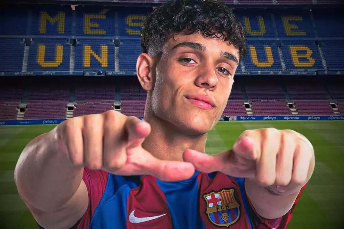 Un joven futbolista del FC Barcelona posa en el estadio Camp Nou, con la frase "Més que un club" visible en las gradas.