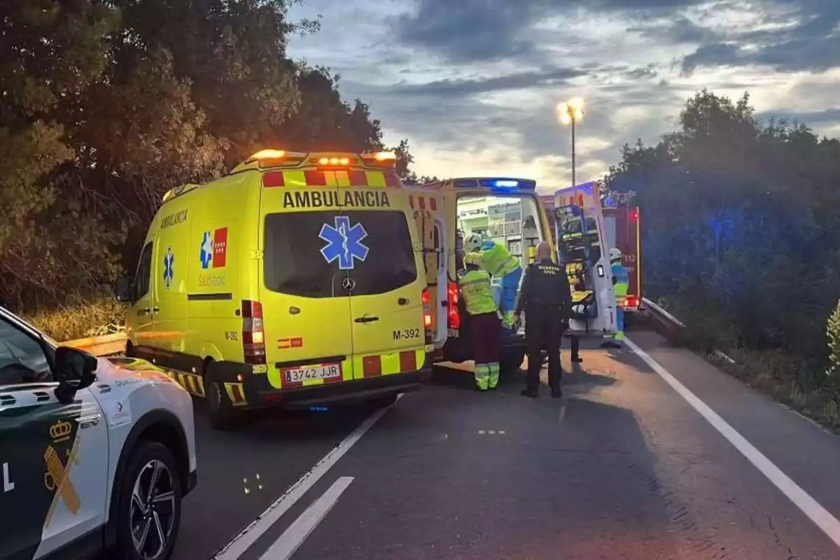 Foto de los servicios de emergencia en el lugar del accidente de tráfico a la altura de Collado Villalba, a la Comunidad de Madrid